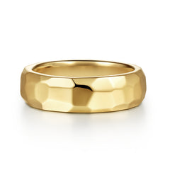 14K Yellow Gold 7mm Hammered Men's Wedding Band in High Polished Finish thumbnail 1
