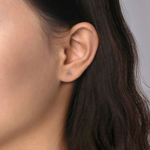Boucles d’oreilles puces en or blanc 14 carats avec grappe de trois diamants