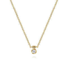 Collier avec pendentif en or jaune 14 carats serti d’un diamant clos thumbnail 1