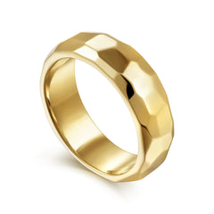 14K Yellow Gold 7mm Hammered Men's Wedding Band in High Polished Finish thumbnail 3
